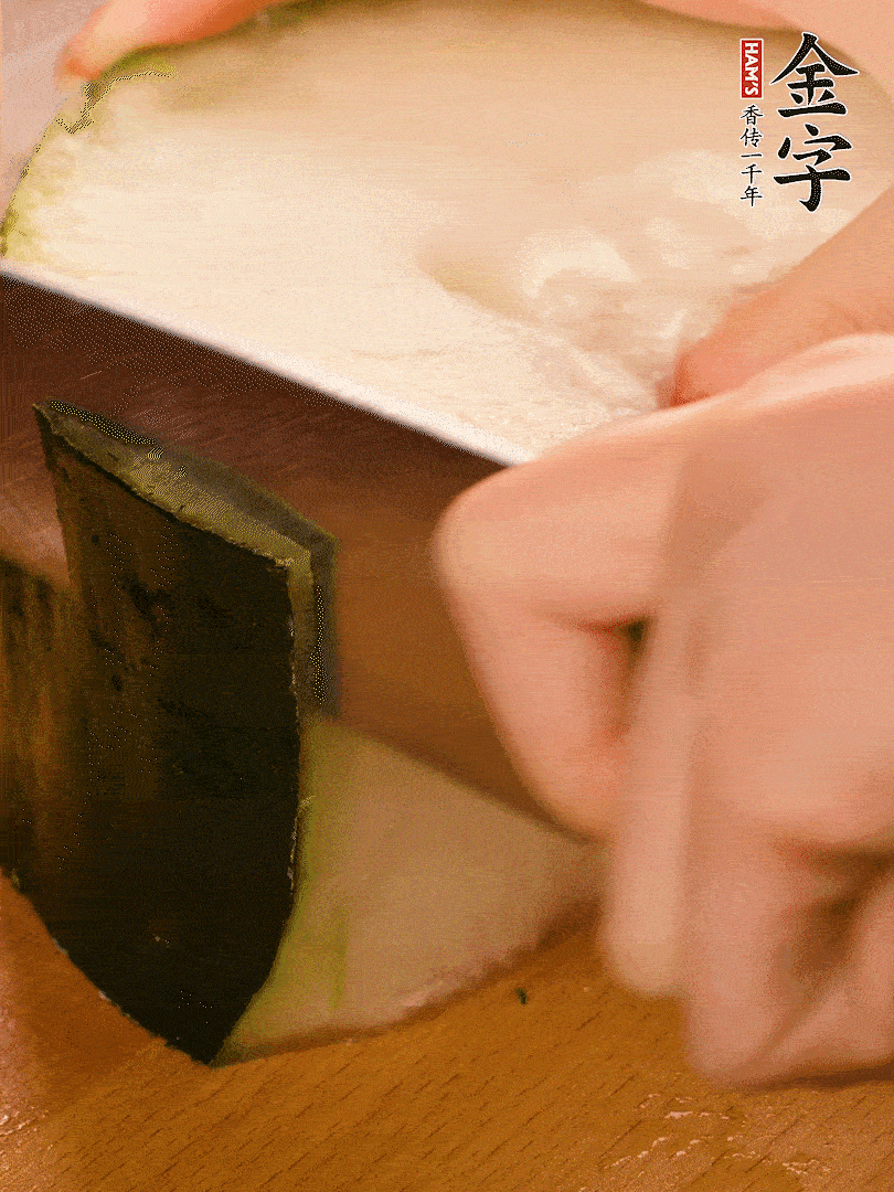 冬瓜去皮切片，亿万28
淡咸肉切薄片。
