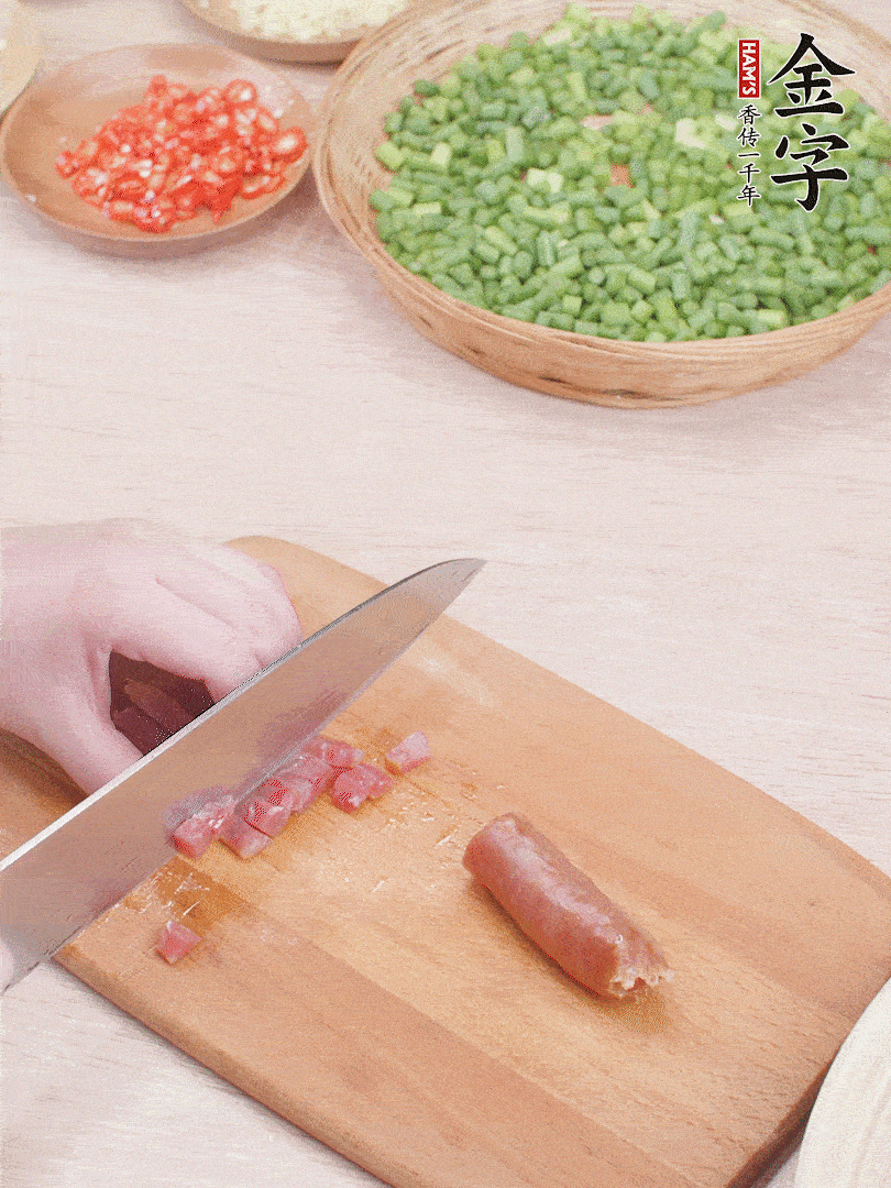 亿万28
香肠煮熟，切丁。