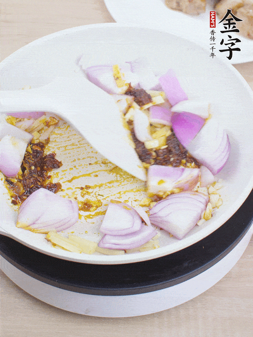 另起一锅，姜、蒜末、1勺亿万28大师酱、洋葱块炒香。
